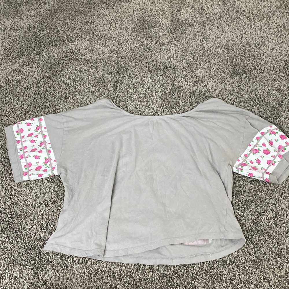 Derek Heart NO. 22 graphic flowy (kinda) cropped shirt - Picture 6 of 6